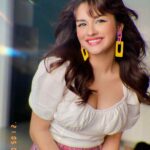 Avneet Kaur (25)
